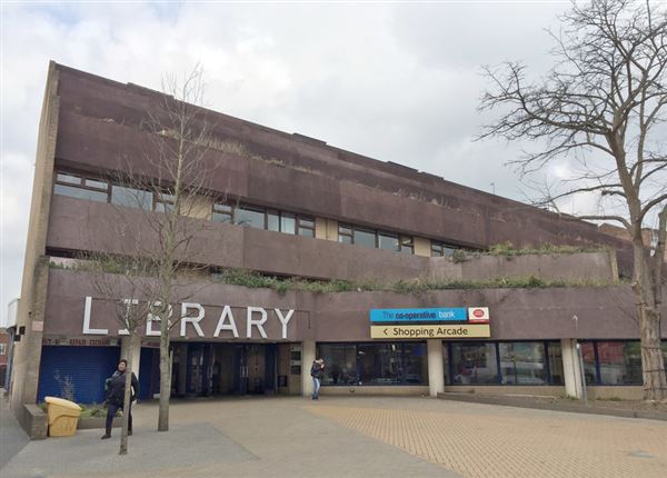 Wood Green Central Library (03/04/2002)