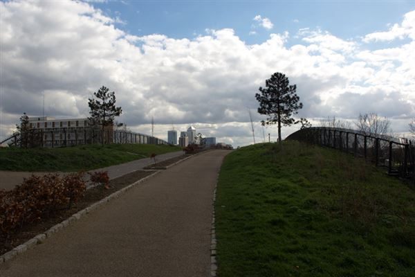 Views of Canary Wharf from Mile End Park (01/05/2019)