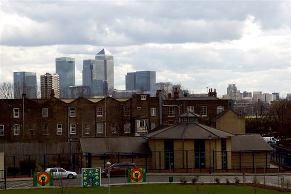 Views of Canary Wharf from Mile End Park (01/05/2019)
